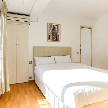 Luminous 2 Bedroom Next To Sagrada Familia Apartment *